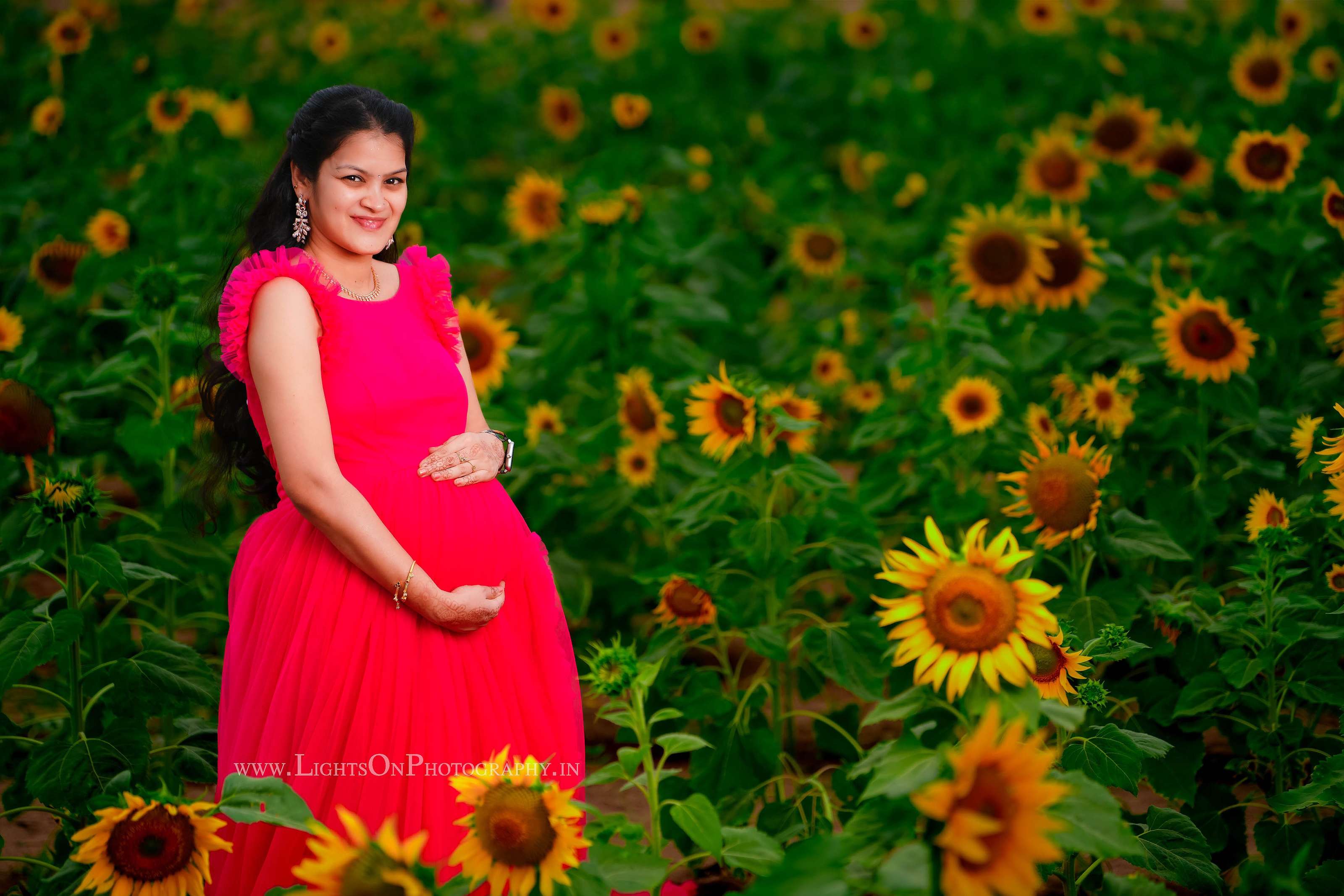 Sunflower Dreams: A Vibrant Maternity Photoshoot Amidst Nature's Beauty