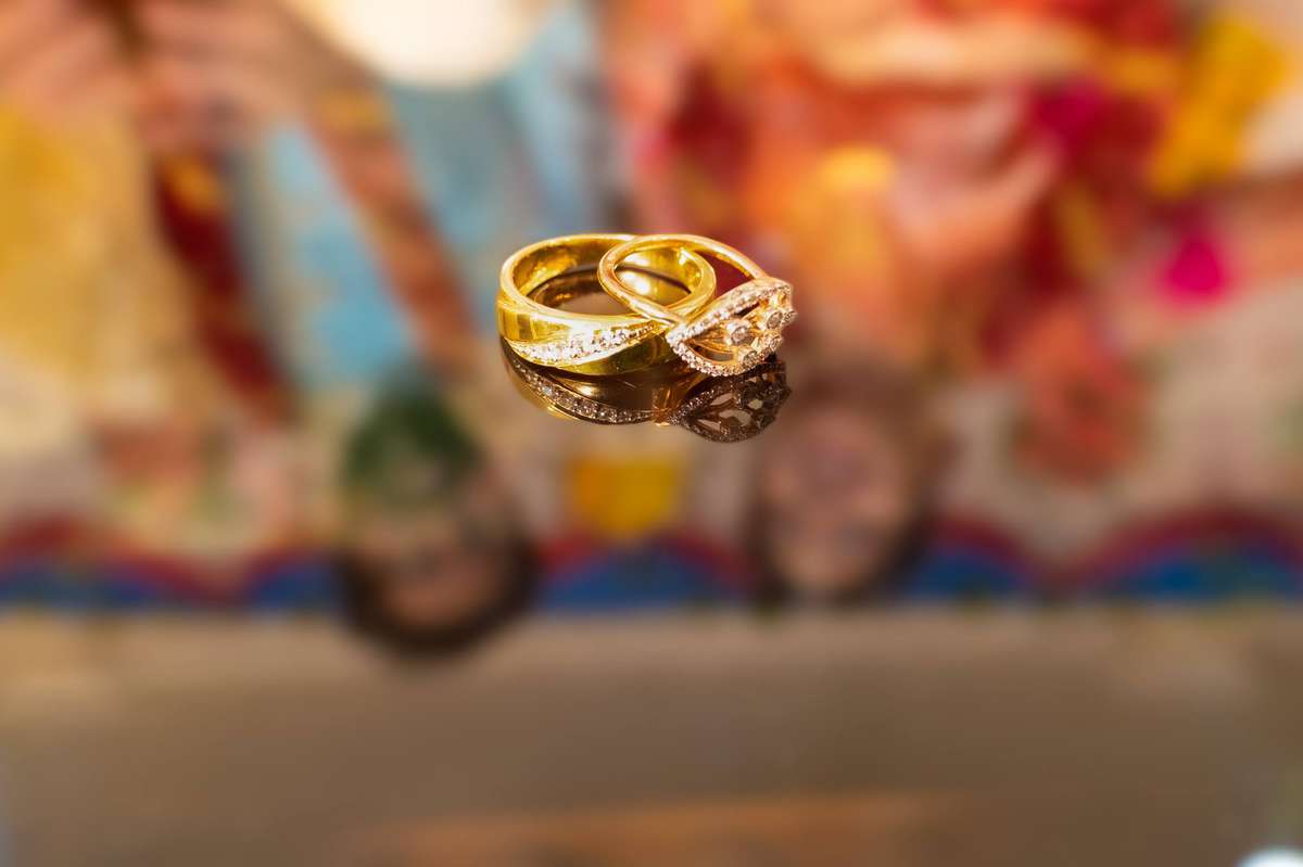 golden-promise-a-unique-reflection-of-love-captured-in-engagement-rings